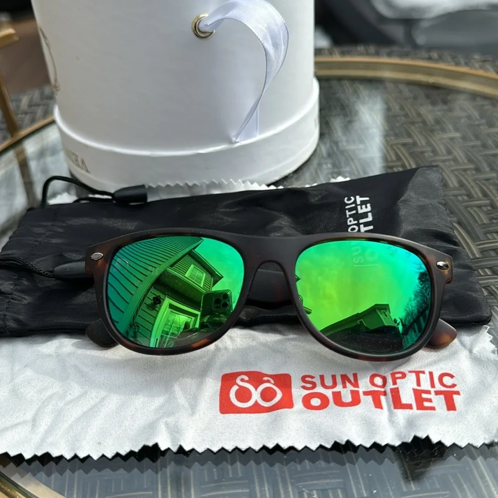 Unisex sunglasses with polarized lenses